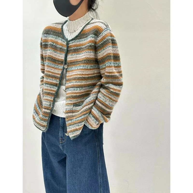 High-end pure cashmere cardigan with thickened women's color contrasting stripes, genuine sweater from the counter
High-end pure cashmere cardigan with thickened women's color contrasting stripes, genuine sweater from the counter