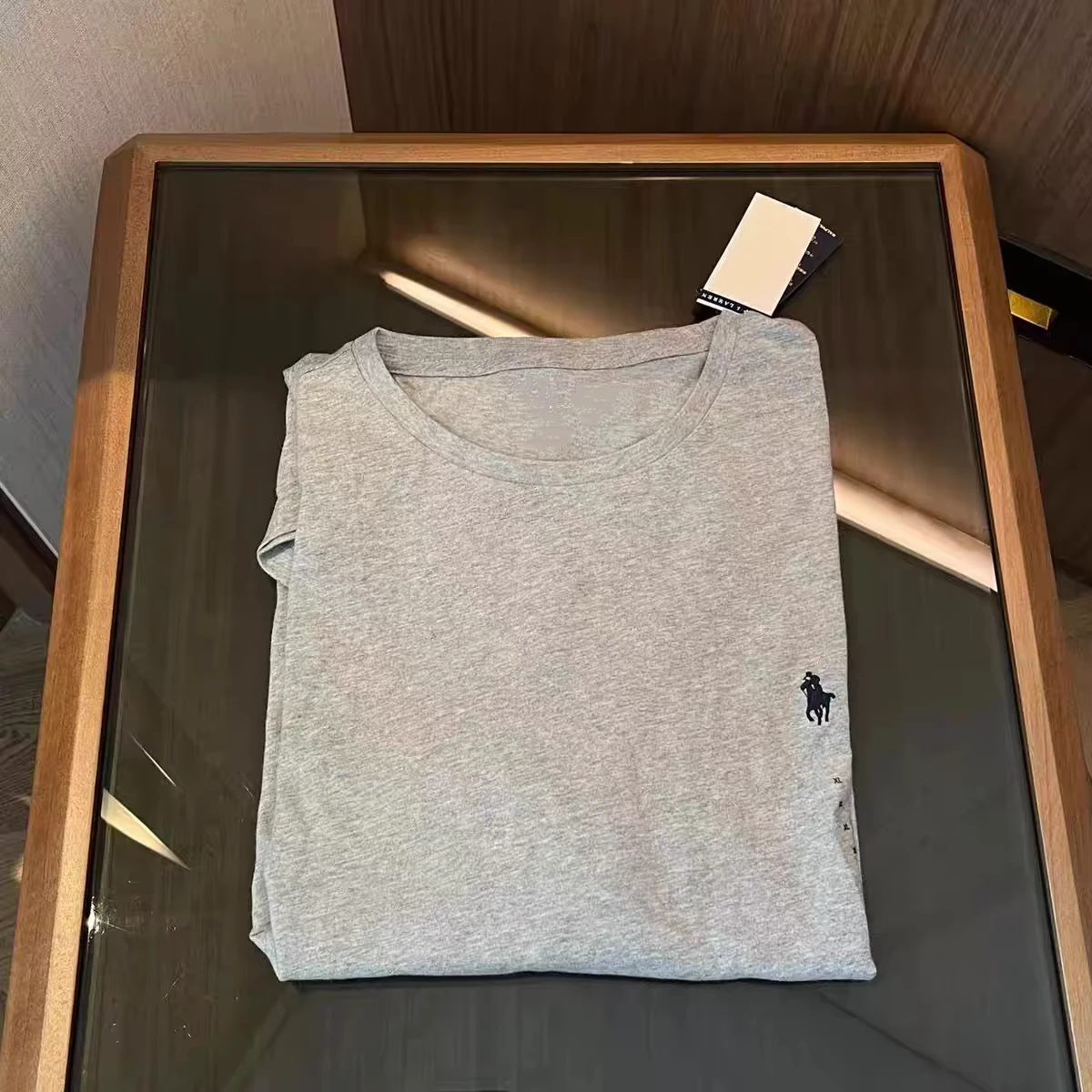 New Fashionable and Luxurious Brand T-shirt Made of Pure Cotton in Solid Color with A Slimming Short Sleeve Design Unisex
New Fashionable and Luxurious Brand T-shirt Made of Pure Cotton in Solid Color with A Slimming Short Sleeve Design Unisex
