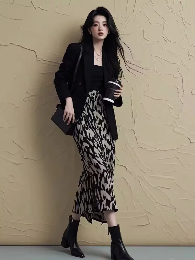 Elegant Black Suit Top And Printed Half Skirt Set 2025 Autumn High-End Fashion Women's Workwear Neutral Style Long Sleeve
Elegant Black Suit Top And Printed Half Skirt Set 2025 Autumn High-End Fashion Women's Workwear Neutral Style Long Sleeve