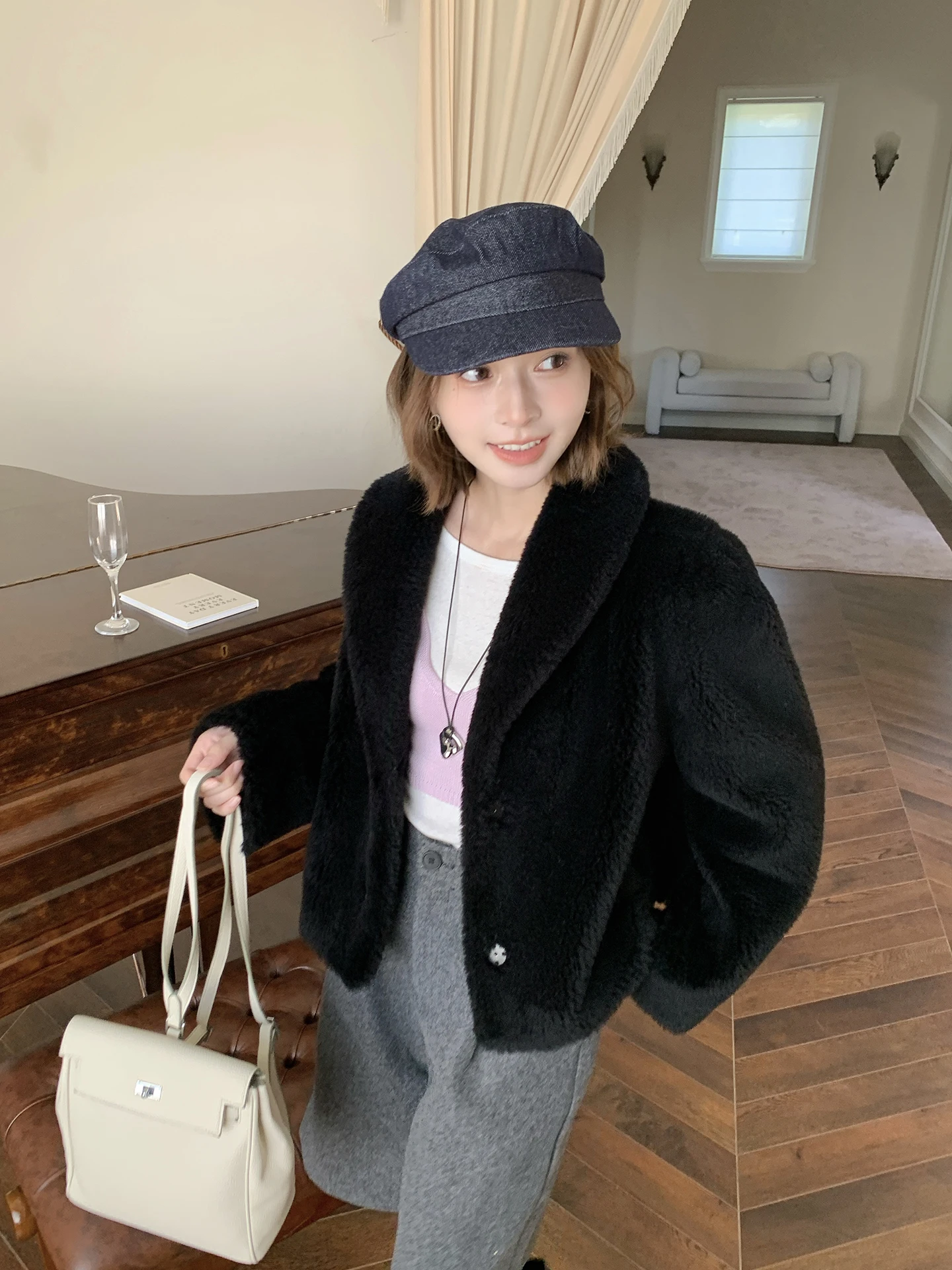 Новая зимняя женская куртка из овчины с мехом ягненка, корейский стиль, универсальная, стройнящая, модная, с эффектом микророзового оттенка.
Новая зимняя женская куртка из овчины с мехом ягненка, корейский стиль, универсальная, стройнящая, модная, с эффектом микророзового оттенка.