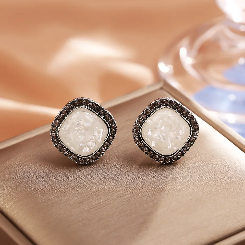 Retro French earrings, high-end, exquisite shell fragments, fine shiny square niche, light luxury earrings, simple earrings
Retro French earrings, high-end, exquisite shell fragments, fine shiny square niche, light luxury earrings, simple earrings