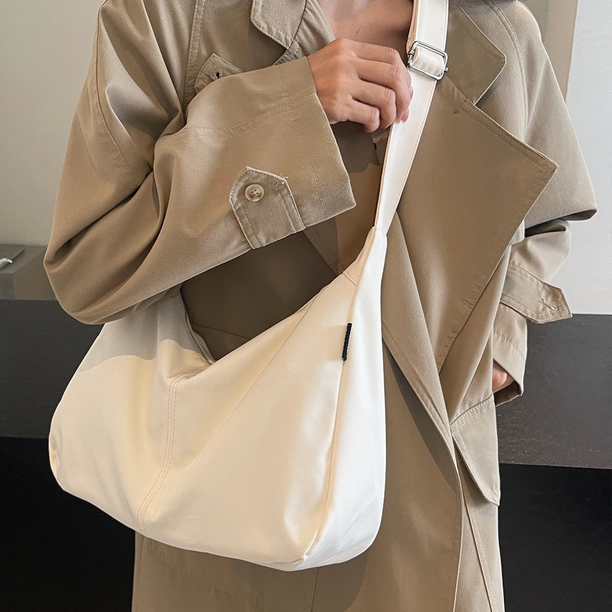 New Lightweight Crossbody Bag for Women, Casual Shoulder Bag for Going Out, Retro Commuter Large Bag for Female College Students, Suitable for Classes, Shopping, Hiking, and Trekking
New Lightweight Crossbody Bag for Women, Casual Shoulder Bag for Going Out, Retro Commuter Large Bag for Female College Students, Suitable for Classes, Shopping, Hiking, and Trekking