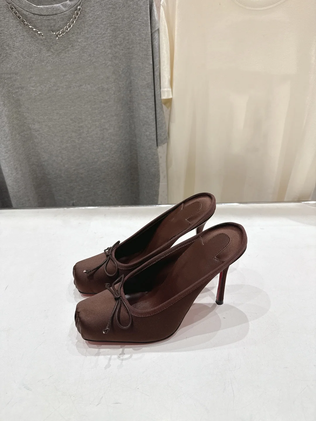 Шелковые женские летние шлепанцы из натуральной кожи с квадратным носком, на высоком каблуке-шпильке, с бантом-бабочкой, без застежек, большие размеры
Шелковые женские летние шлепанцы из натуральной кожи с квадратным носком, на высоком каблуке-шпильке, с бантом-бабочкой, без застежек, большие размеры