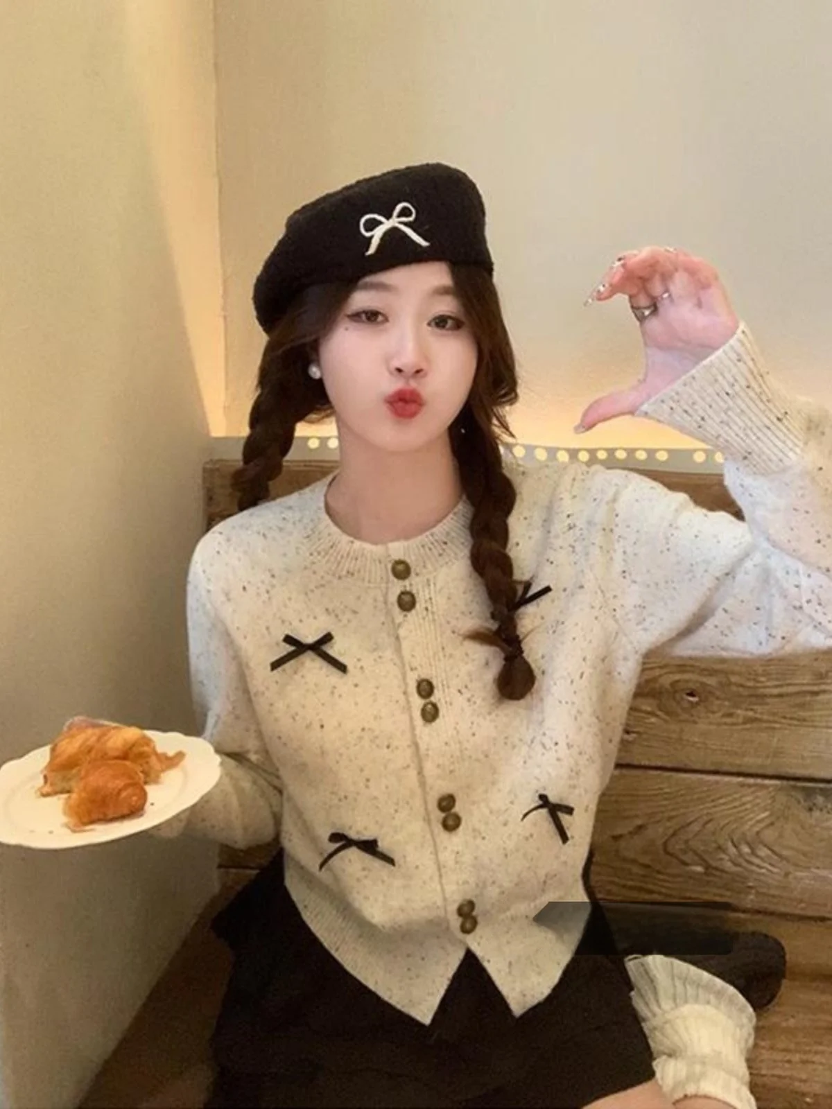 Вязаный свитер Sweet Knot с длинными рукавами, женский, приталенный, на одной пуговице, зимний, премиум-класса, для повседневной носки, трикотаж
Вязаный свитер Sweet Knot с длинными рукавами, женский, приталенный, на одной пуговице, зимний, премиум-класса, для повседневной носки, трикотаж