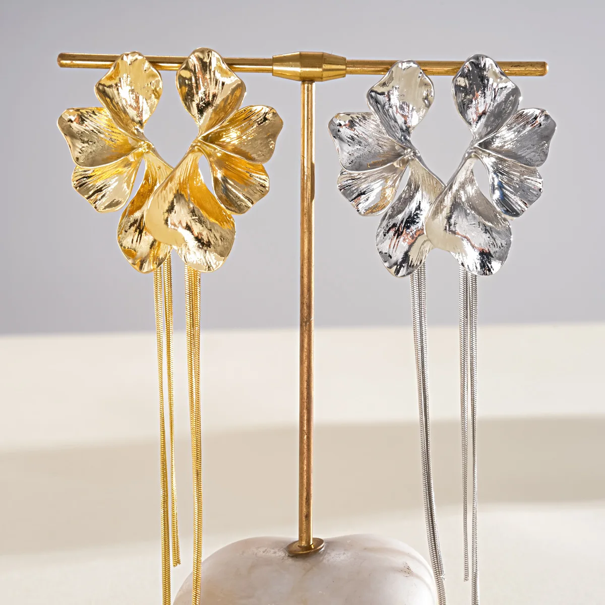 Metallic style flower tassel silver needle earrings, simple petal stud earrings, retro and high-end style earrings
Metallic style flower tassel silver needle earrings, simple petal stud earrings, retro and high-end style earrings