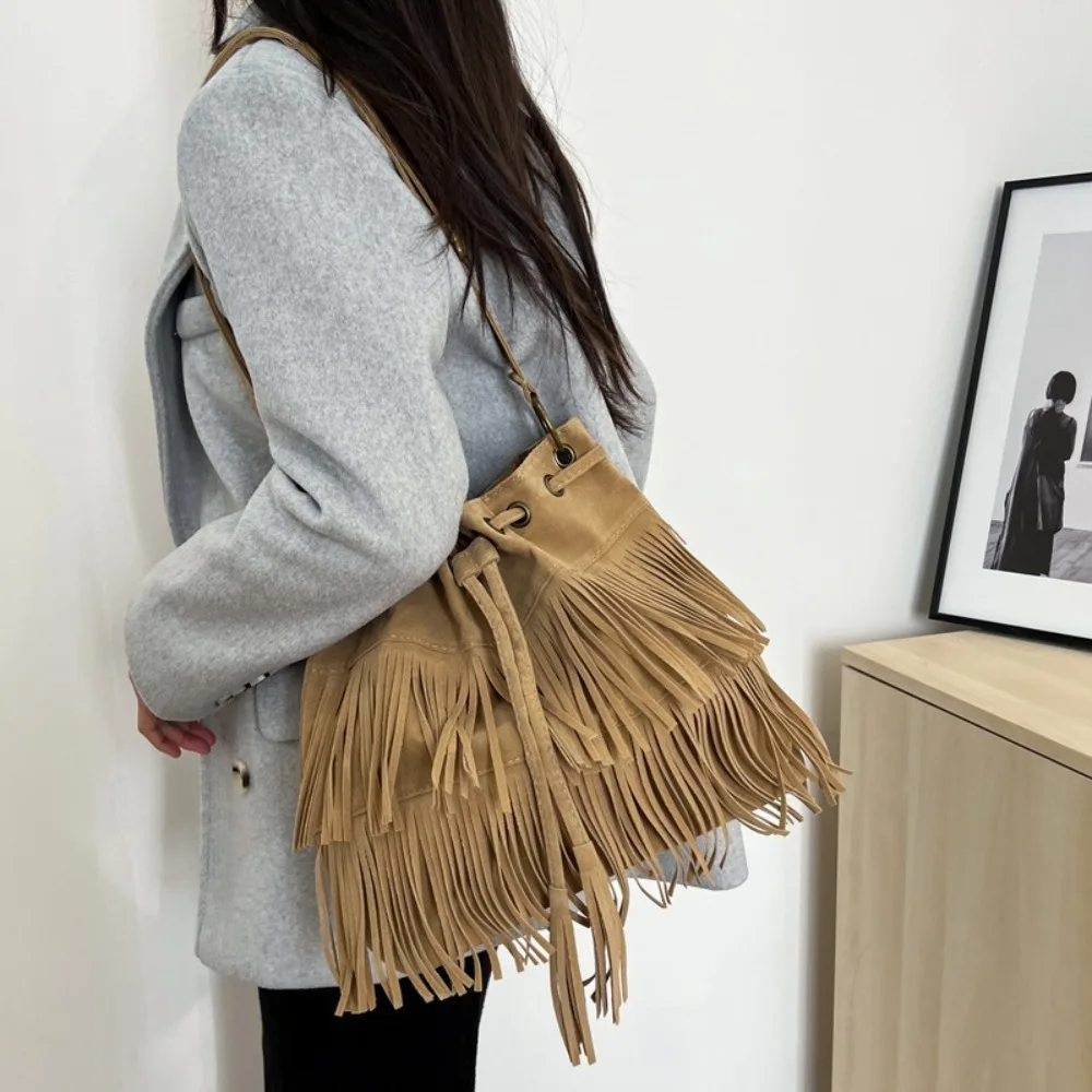 Korean Style Tassel Shoulder Bag Solid Color PU Leather Suede Handbag Ethnic Style Bohemian Style Drawstring Bucket Bag 
Korean Style Tassel Shoulder Bag Solid Color PU Leather Suede Handbag Ethnic Style Bohemian Style Drawstring Bucket Bag