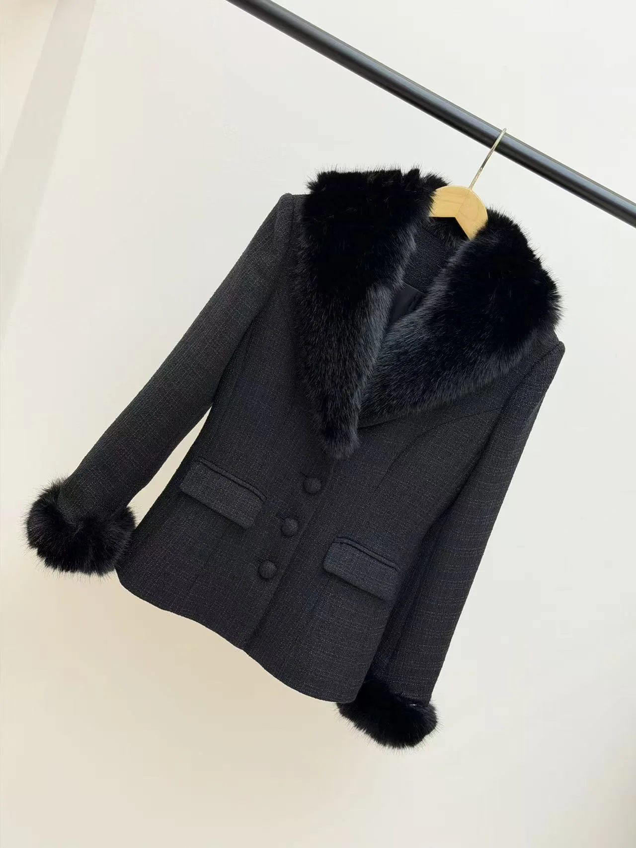 Новый клетчатый пиджак со съемным меховым воротником и притянутой талией на раннюю весну 26. изысканный и элегантный стиль.
Новый клетчатый пиджак со съемным меховым воротником и притянутой талией на раннюю весну 26. изысканный и элегантный стиль.