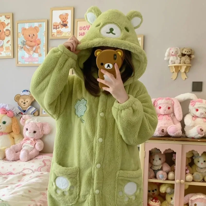 Милый спальный халат и штаны Rilakkuma с героями мультфильмов, утепленный пижамный комплект из кораллового флиса, домашняя одежда для девочек, ветрозащитный и теплый праздничный подарок
Милый спальный халат и штаны Rilakkuma с героями мультфильмов, утепленный пижамный комплект из кораллового флиса, домашняя одежда для девочек, ветрозащитный и теплый праздничный подарок