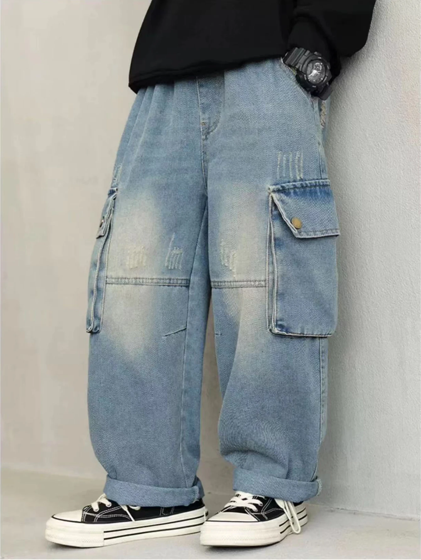Teenage boy's student-style washed blue long straight-leg wide-leg jeans, loose and casual with a pr
Teenage boy's student-style washed blue long straight-leg wide-leg jeans, loose and casual with a pr
