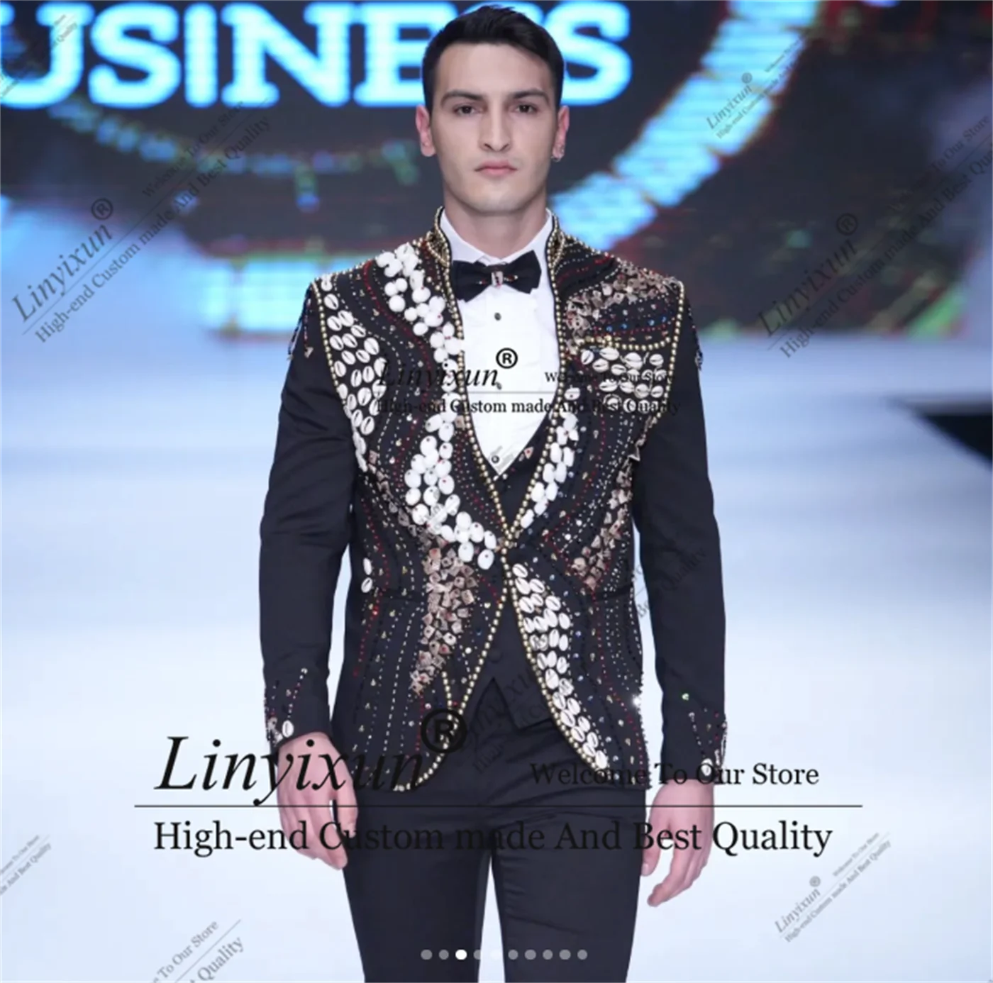 Luxury Embroidery Beaded Men Suits Customized Groom Wedding Tuxedos 3 Pieces Sets Prom Blazers Slim Fit trajes para hombre
Luxury Embroidery Beaded Men Suits Customized Groom Wedding Tuxedos 3 Pieces Sets Prom Blazers Slim Fit trajes para hombre