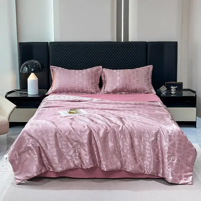 2025 new light luxury silky jacquard summer quilt solid color simple summer quilt four-piece set smooth and machine washable
2025 new light luxury silky jacquard summer quilt solid color simple summer quilt four-piece set smooth and machine washable
