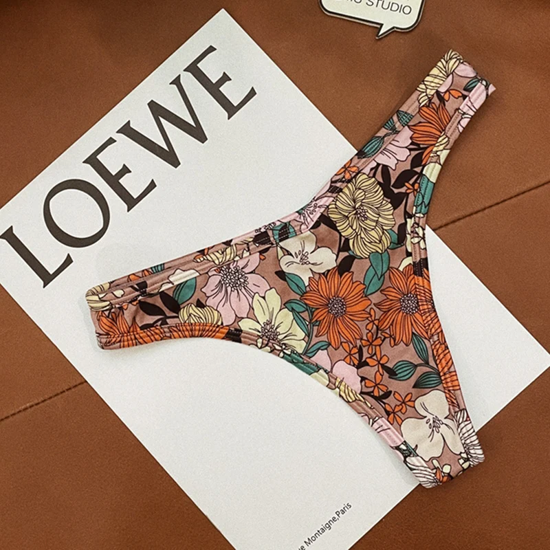 Bikini Thong Fashion Graffiti Flower Personality Desire Silk Floral Briefs Summer Pattern Traceless spicy Girl Swimwear G String
Bikini Thong Fashion Graffiti Flower Personality Desire Silk Floral Briefs Summer Pattern Traceless spicy Girl Swimwear G String