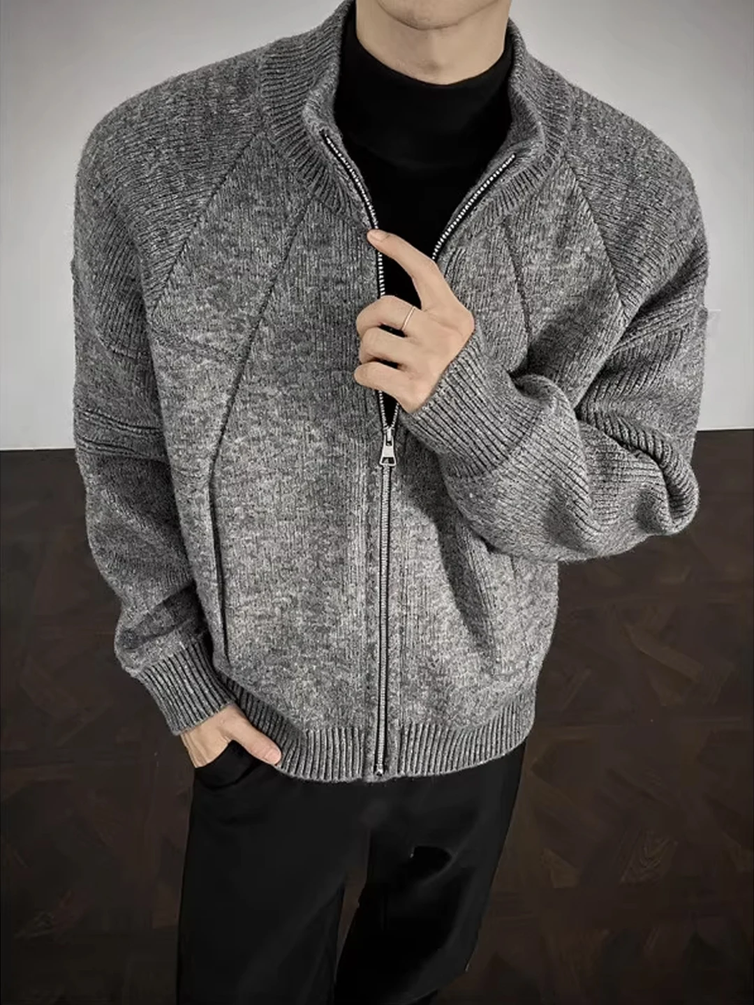 Laoqian Sle мужской вязаный свитер с воротником-стойкой, открытый кардиган, повседневный свободный крой, зимний модный бренд Cleanfit, американский тяжелый ...
Laoqian Sle мужской вязаный свитер с воротником-стойкой, открытый кардиган, повседневный свободный крой, зимний модный бренд Cleanfit, американский тяжелый ...