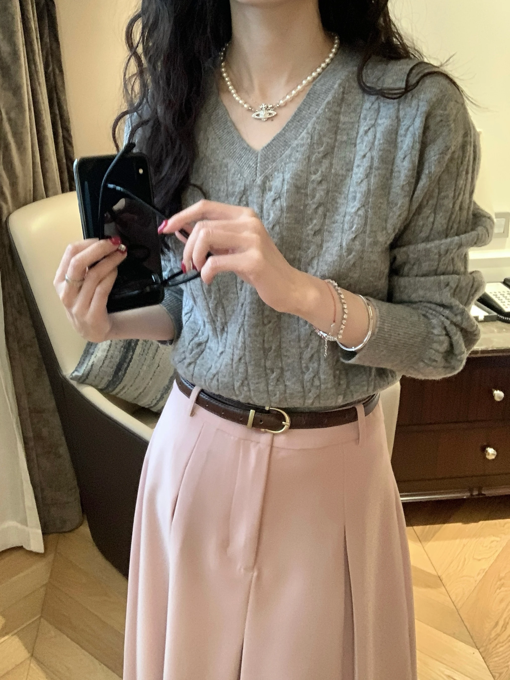 Женский вязаный шерстяной свитер Belagirls Indigo с длинными рукавами и V-образным вырезом, прямого кроя, в стиле ретро, весенний
Женский вязаный шерстяной свитер Belagirls Indigo с длинными рукавами и V-образным вырезом, прямого кроя, в стиле ретро, весенний