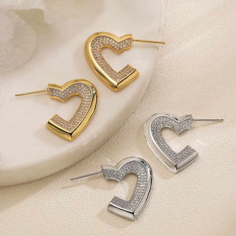 Unique High-End Trackless Geometric Zircon Earrings for Women Fashionable Light Luxury Copper Gold-Plated Versatile Ear Jewelry
Unique High-End Trackless Geometric Zircon Earrings for Women Fashionable Light Luxury Copper Gold-Plated Versatile Ear Jewelry