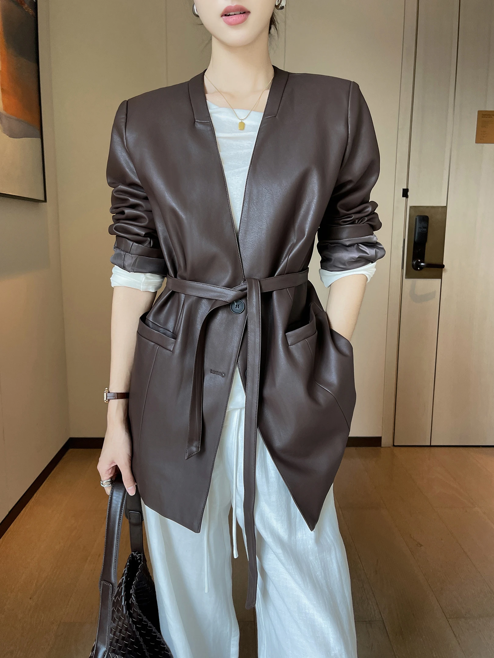 Коричневая ретро-куртка из искусственной кожи для женщин, осенне-зимняя, свободного кроя, повседневная, в корейском стиле, с поясом, новинка 2025 года, PINSTUDIO, для повседневной носки
Коричневая ретро-куртка из искусственной кожи для женщин, осенне-зимняя, свободного кроя, повседневная, в корейском стиле, с поясом, новинка 2025 года, PINSTUDIO, для повседневной носки