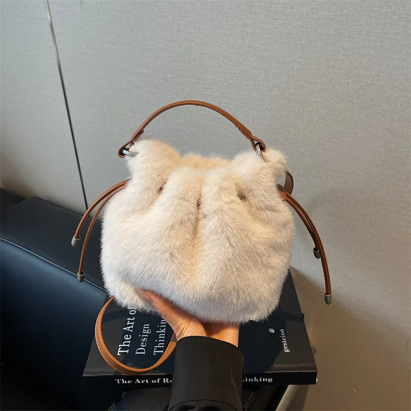 Fashionable Bucket Bag Soft Fluff Mini Shoulder Bags For Women 2025 Winter Trend Plush Handbags Crossbody Bag
Fashionable Bucket Bag Soft Fluff Mini Shoulder Bags For Women 2025 Winter Trend Plush Handbags Crossbody Bag
