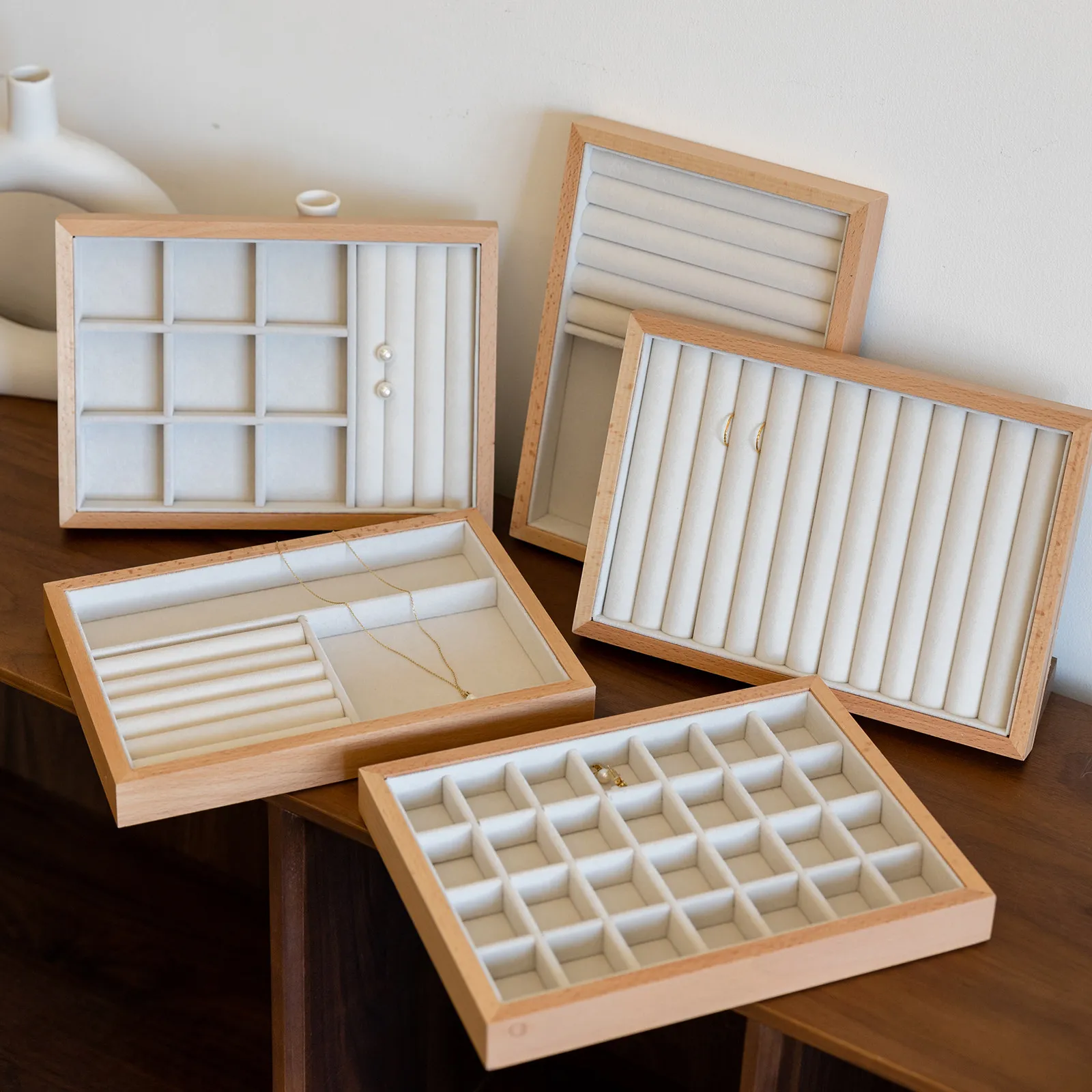 Деревянный поднос для украшений с узором под черный орех, витрина для браслетов, серег, ожерелий, с бархатной отделкой, из материкового Китая
Деревянный поднос для украшений с узором под черный орех, витрина для браслетов, серег, ожерелий, с бархатной отделкой, из материкового Китая