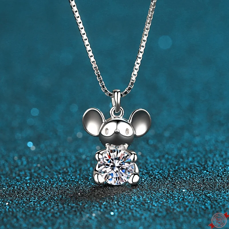 0.5 ct Moissanite S925 Silver Necklet Pendants for Women Plated Pt950 Cute Little Mouse Charms Free Necklace Jewelry Wholesale
0.5 ct Moissanite S925 Silver Necklet Pendants for Women Plated Pt950 Cute Little Mouse Charms Free Necklace Jewelry Wholesale
