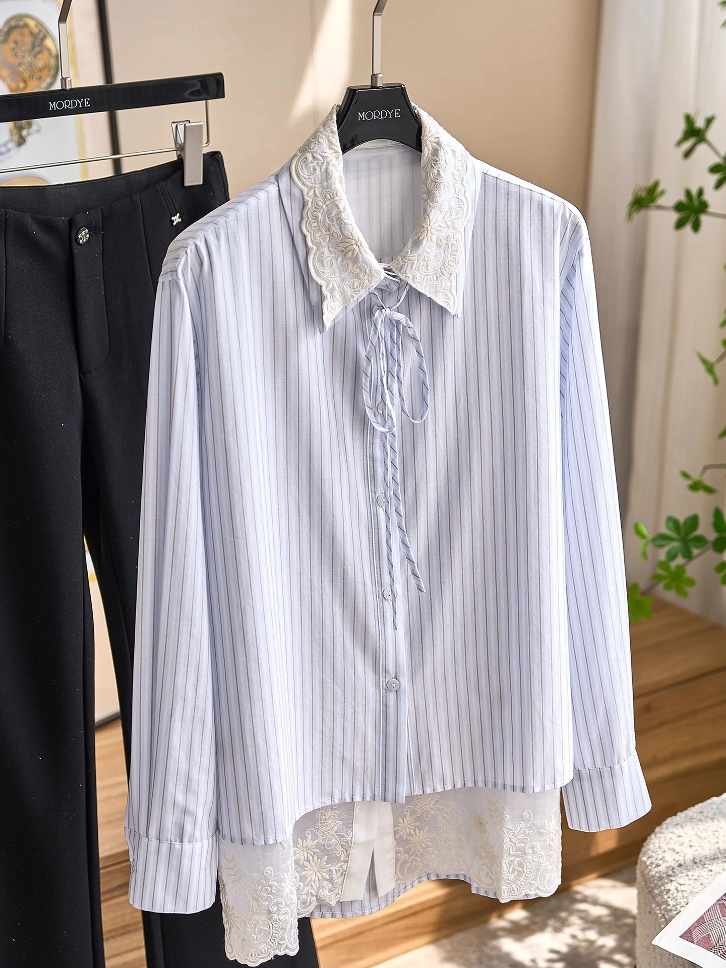 Женская блузка с вышивкой и кружевом, с воротником-бантом, сине-белыми полосками, имитация двухслойности, оригинальный дизайн, хлопок, длинный рукав
Женская блузка с вышивкой и кружевом, с воротником-бантом, сине-белыми полосками, имитация двухслойности, оригинальный дизайн, хлопок, длинный рукав