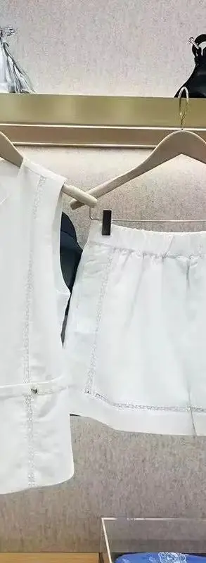 Spring/Summer Women White Set O-Neck Hollow Sleeveless Solid Set Single Breasted Vest + Elastic Hign Waist Casual Fashion Shorts
Spring/Summer Women White Set O-Neck Hollow Sleeveless Solid Set Single Breasted Vest + Elastic Hign Waist Casual Fashion Shorts