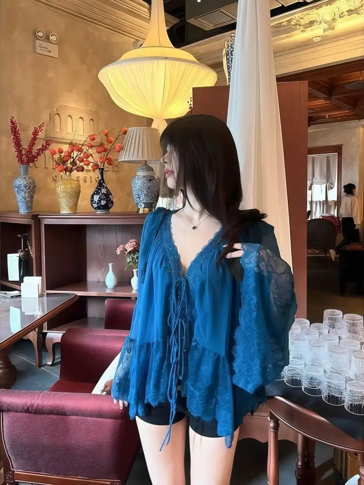 Sexy Two Piece Set Women New French Style High-end Loose Temperature Blue V-neck Lace Flared Sleeve Shirt and Black Shorts
Sexy Two Piece Set Women New French Style High-end Loose Temperature Blue V-neck Lace Flared Sleeve Shirt and Black Shorts