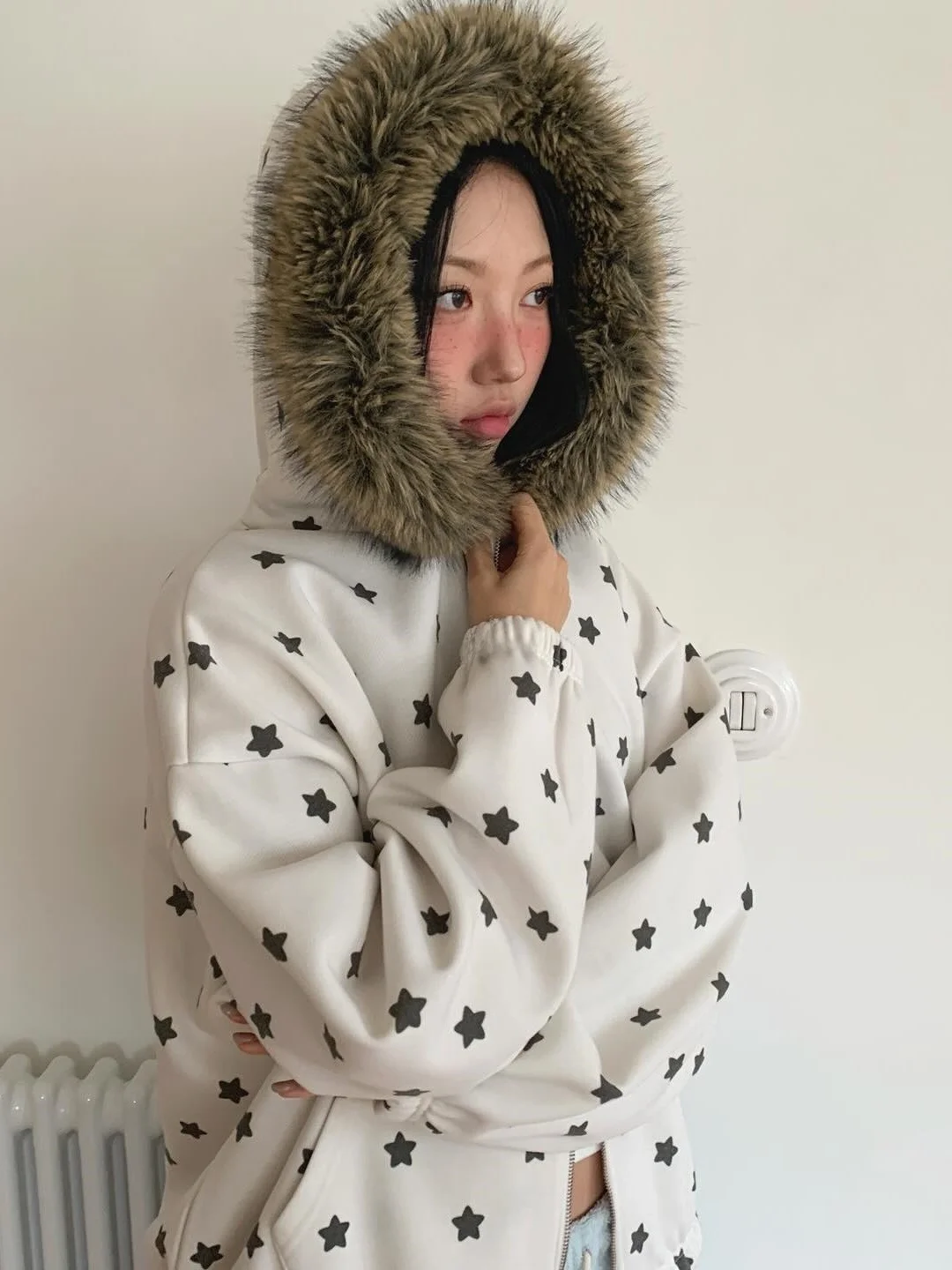 Ретро-куртка с цветочным принтом и капюшоном, женская зимняя новинка, на флисовой подкладке, с большим меховым воротником, свитер-куртка, верхняя одежда в корейском стиле
Ретро-куртка с цветочным принтом и капюшоном, женская зимняя новинка, на флисовой подкладке, с большим меховым воротником, свитер-куртка, верхняя одежда в корейском стиле