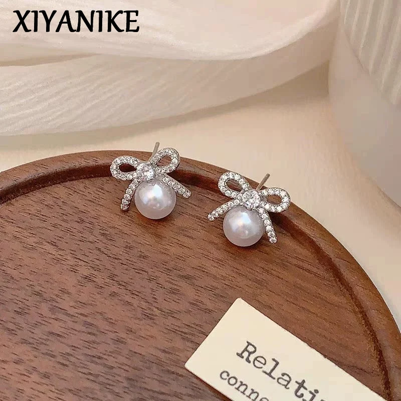 XIYANIKE Zircon Bowknot Pearl Stud Earrings For Women Fashion New Jewelry Accessories Gift Party серьги женские
XIYANIKE Zircon Bowknot Pearl Stud Earrings For Women Fashion New Jewelry Accessories Gift Party серьги женские