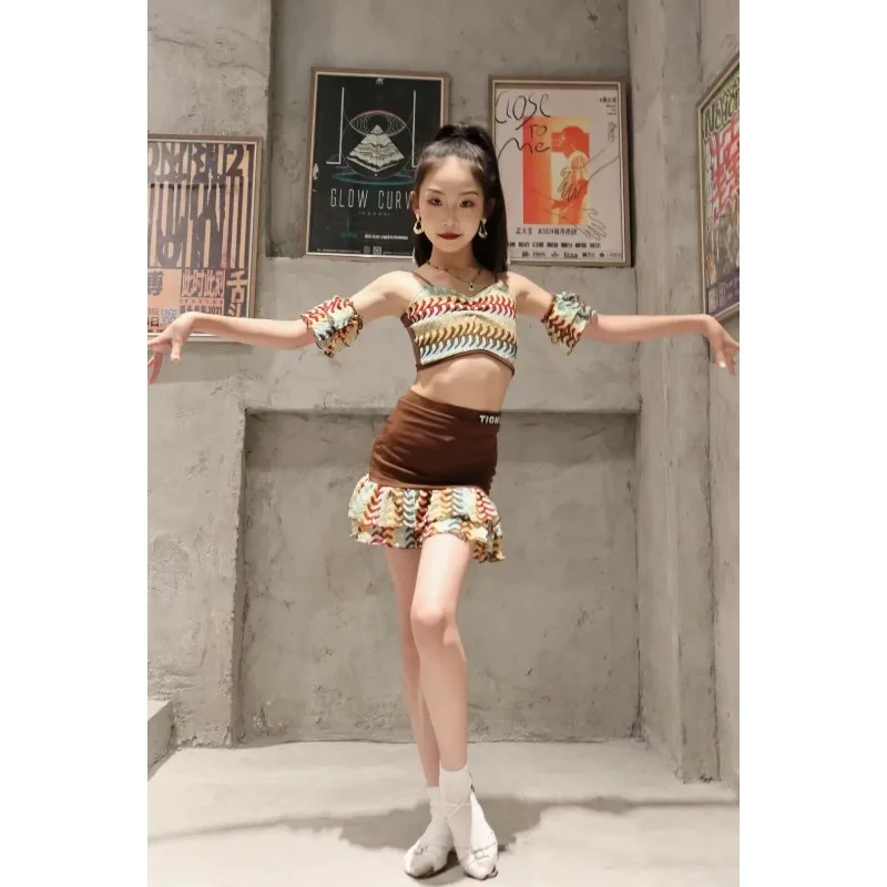 2026 New style children's Latin dance outfit colorful wave-patterned knitted halter top short skirt separate set practice suit
2026 New style children's Latin dance outfit colorful wave-patterned knitted halter top short skirt separate set practice suit