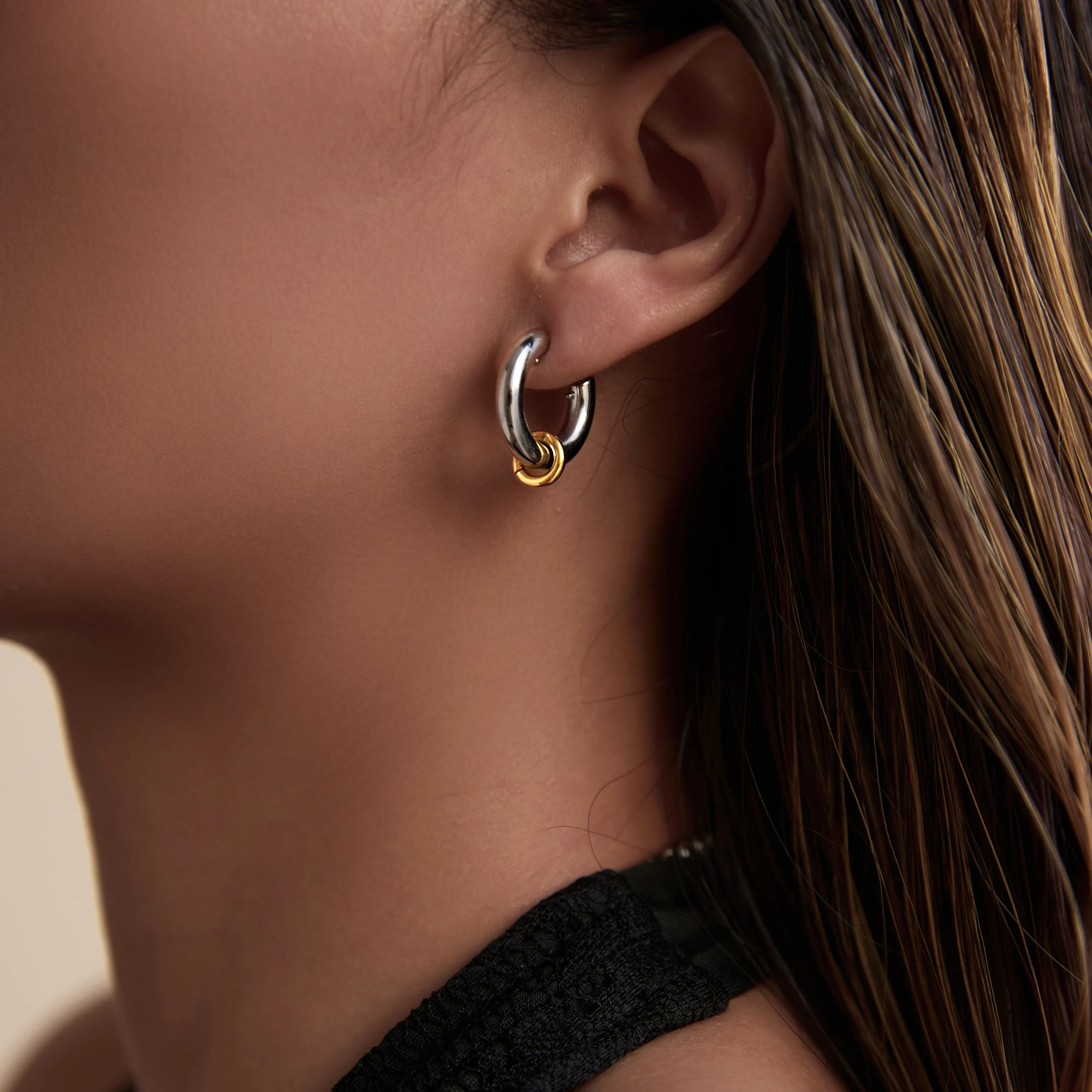DASEIN New INS Trendy 18k Pvd Gold Plated Super Shine Circle C Hoop Lady Earrings Stainless Steel Vintage Polished Jewelry
DASEIN New INS Trendy 18k Pvd Gold Plated Super Shine Circle C Hoop Lady Earrings Stainless Steel Vintage Polished Jewelry