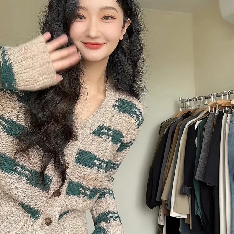 Весенне-осенний женский вязаный кардиган с V-образным вырезом, в полоску, с цветовыми блоками, стандартный крой, для повседневной носки, из полиэфирного волокна
Весенне-осенний женский вязаный кардиган с V-образным вырезом, в полоску, с цветовыми блоками, стандартный крой, для повседневной носки, из полиэфирного волокна