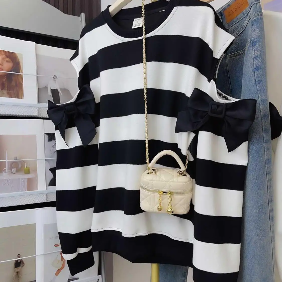 Chic Shoulder Bared Knot Hoodie Women's Sleeveless Street Style Sweatshirt Black White Stripes 3D Print Casual Top
Chic Shoulder Bared Knot Hoodie Women's Sleeveless Street Style Sweatshirt Black White Stripes 3D Print Casual Top