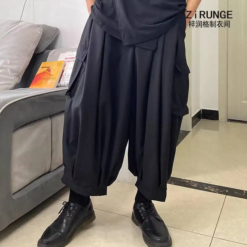 Мужские брюки в стиле джентльмена, широкие, темные, в японском стиле рабочей одежды, оригинальный свободный крой, повседневные укороченные брюки с высокой талией для мужчин
Мужские брюки в стиле джентльмена, широкие, темные, в японском стиле рабочей одежды, оригинальный свободный крой, повседневные укороченные брюки с высокой талией для мужчин