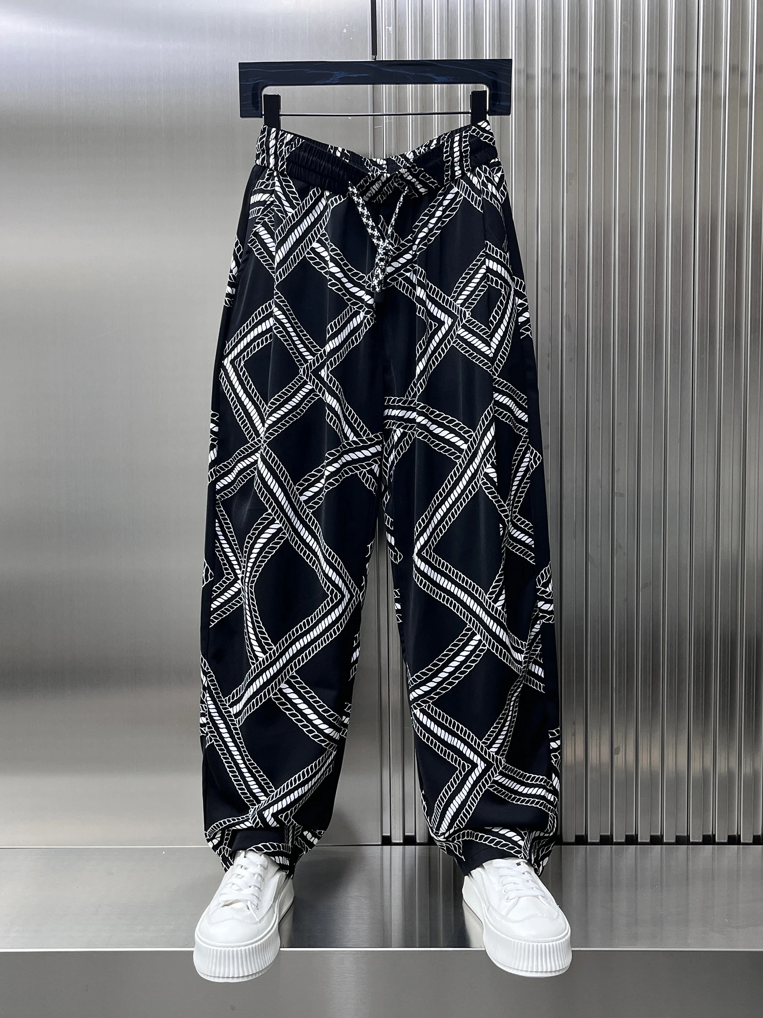 Модные прямые брюки из ледяного шелка для мужчин, летние, новые, струящиеся, стильные, длинные, дышащие, легкие
Модные прямые брюки из ледяного шелка для мужчин, летние, новые, струящиеся, стильные, длинные, дышащие, легкие