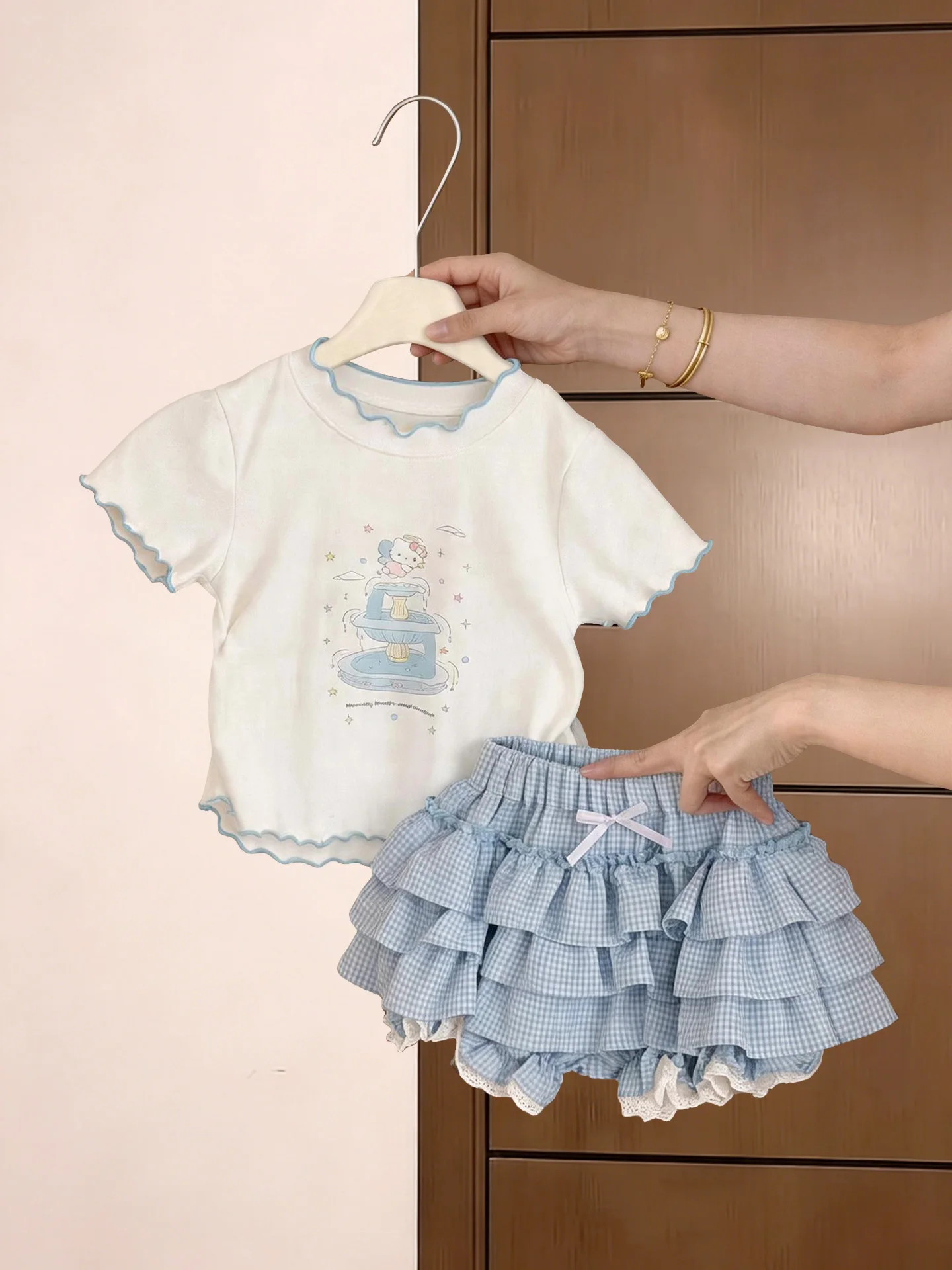 Girls Summer Outfit 2026 Cute Plaid Bloomer Skirt Short Sleeve Two Piece Set Breathable Regular Fit Universal Size
Girls Summer Outfit 2026 Cute Plaid Bloomer Skirt Short Sleeve Two Piece Set Breathable Regular Fit Universal Size