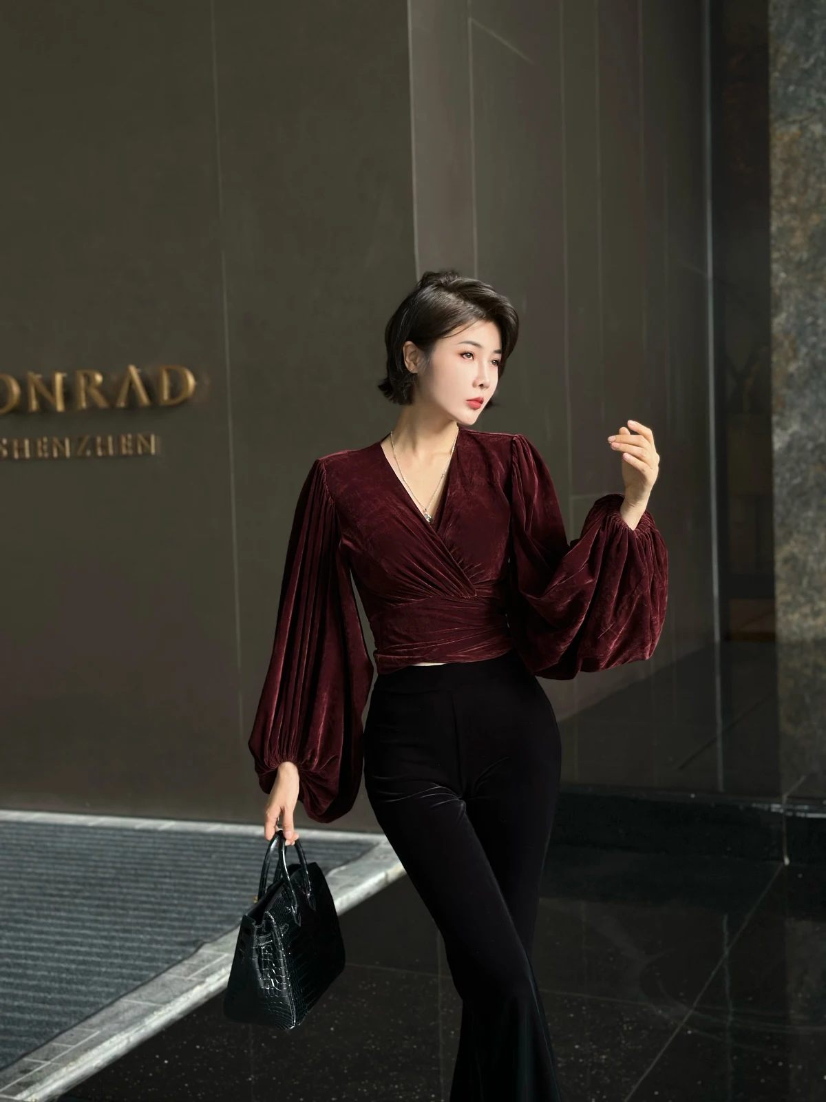 Женский повседневный топ XULU Original Luxury Velvet Base irt ort Sle с поясом, воротником-стойкой и рукавами-фонариками, красный цвет
Женский повседневный топ XULU Original Luxury Velvet Base irt ort Sle с поясом, воротником-стойкой и рукавами-фонариками, красный цвет