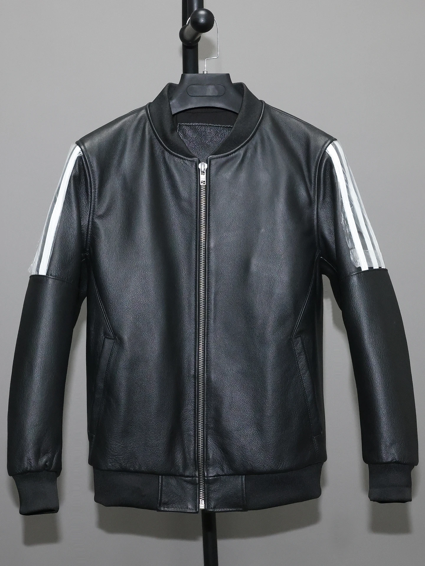First Layer Cowhide High Quality Genuine Real Leather Men's Short Youth Sports Casual Baseball Uniform Jacket Coat White Stripe
First Layer Cowhide High Quality Genuine Real Leather Men's Short Youth Sports Casual Baseball Uniform Jacket Coat White Stripe