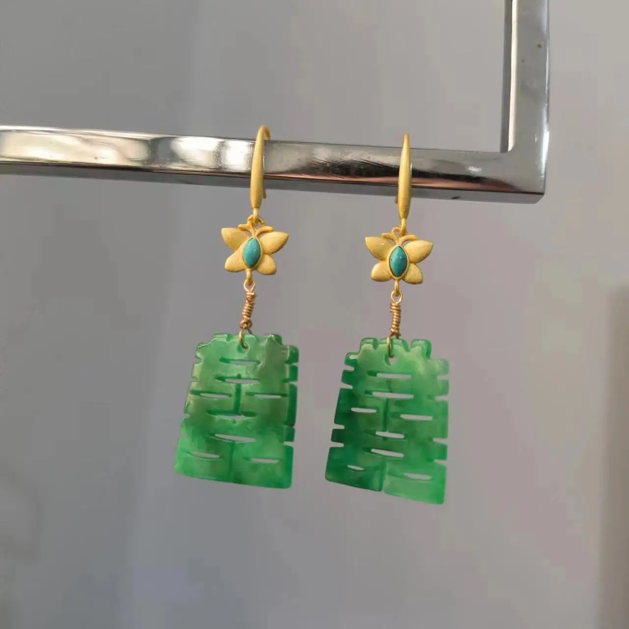 1pcs/lot Natural Emerald Earrings Ear Hooks Miss S925 silver-clad gold Dark Green Chinese Character Pendant Double Happiness
1pcs/lot Natural Emerald Earrings Ear Hooks Miss S925 silver-clad gold Dark Green Chinese Character Pendant Double Happiness