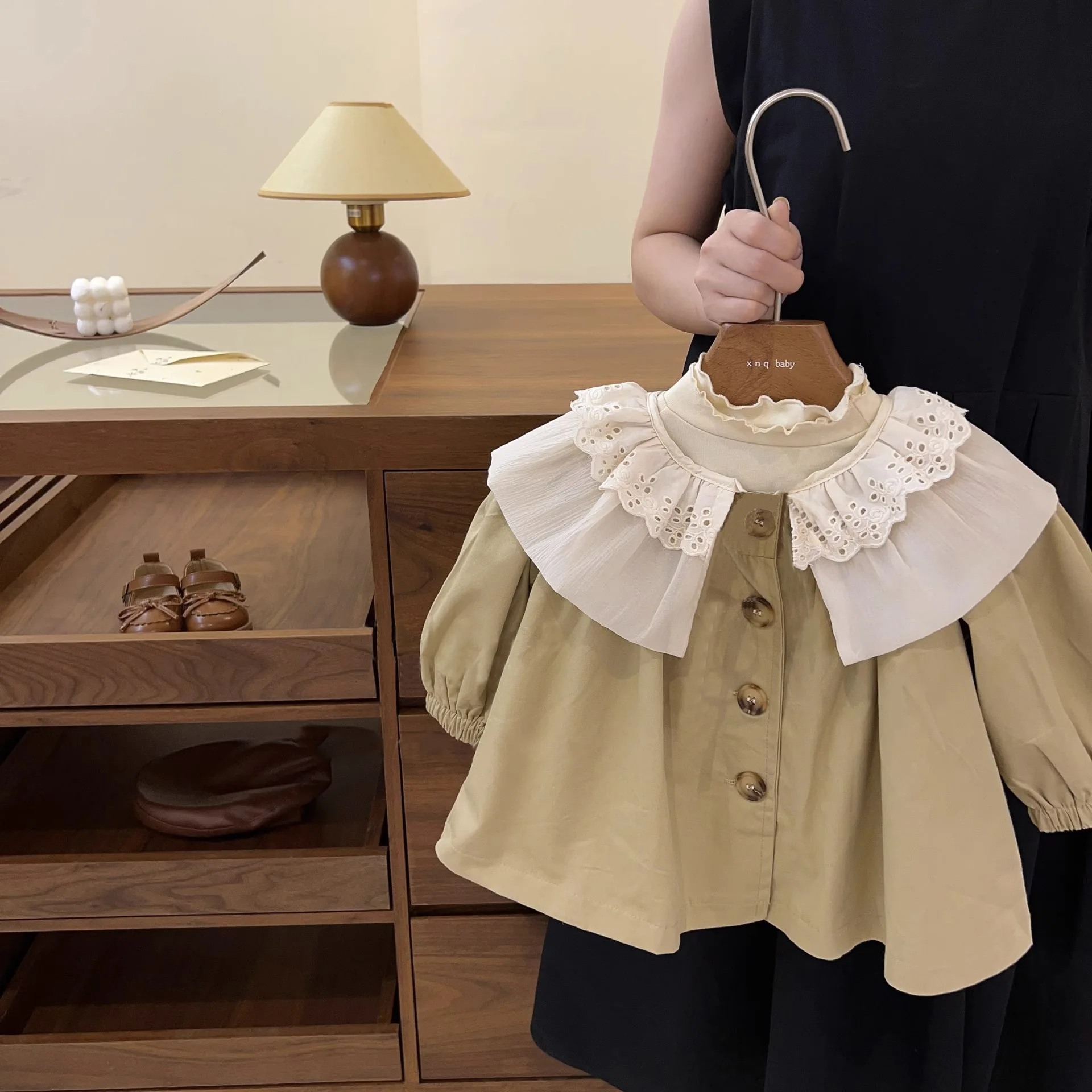 Children's Spring autumn trench coat 2024 Korean version of the new girl's large lapel vintage blouse casual loose
Children's Spring autumn trench coat 2024 Korean version of the new girl's large lapel vintage blouse casual loose