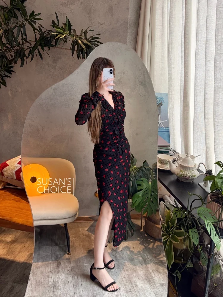 Модный комплект DVF с богатой вышивкой, бархатной сеткой, топом с длинными рукавами и принтом красных губ, а также полуюбкой для женщин, весенний сезон
Модный комплект DVF с богатой вышивкой, бархатной сеткой, топом с длинными рукавами и принтом красных губ, а также полуюбкой для женщин, весенний сезон