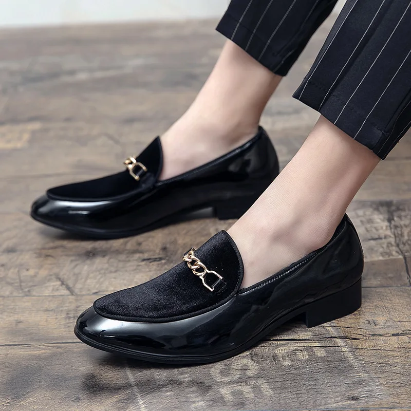 Men's leather shoes, British pointed-toe casual leather shoes, British youth wearing dress shoes on one foot
Men's leather shoes, British pointed-toe casual leather shoes, British youth wearing dress shoes on one foot