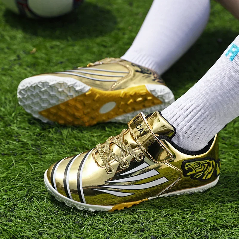 Модные золотые детские футбольные бутсы, уличные нескользящие футбольные бутсы для газона, детские спортивные кроссовки с низким вырезом и петлей, детские кроссовки
Модные золотые детские футбольные бутсы, уличные нескользящие футбольные бутсы для газона, детские спортивные кроссовки с низким вырезом и петлей, детские кроссовки