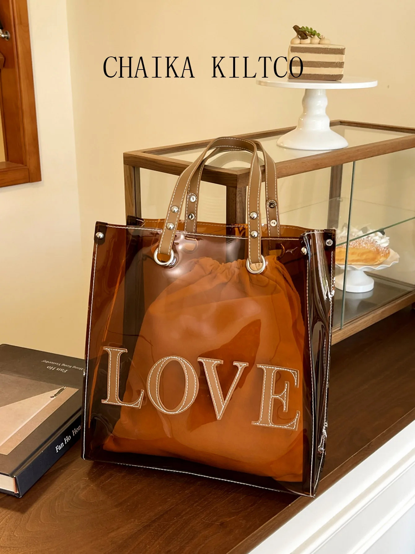 CHAIKA KILTCO модная сумка-тоут, новинка 2025, прозрачная ручная женская сумка с буквенным принтом, повседневная сумка на плечо на шнурке для поездок на работу
CHAIKA KILTCO модная сумка-тоут, новинка 2025, прозрачная ручная женская сумка с буквенным принтом, повседневная сумка на плечо на шнурке для поездок на работу