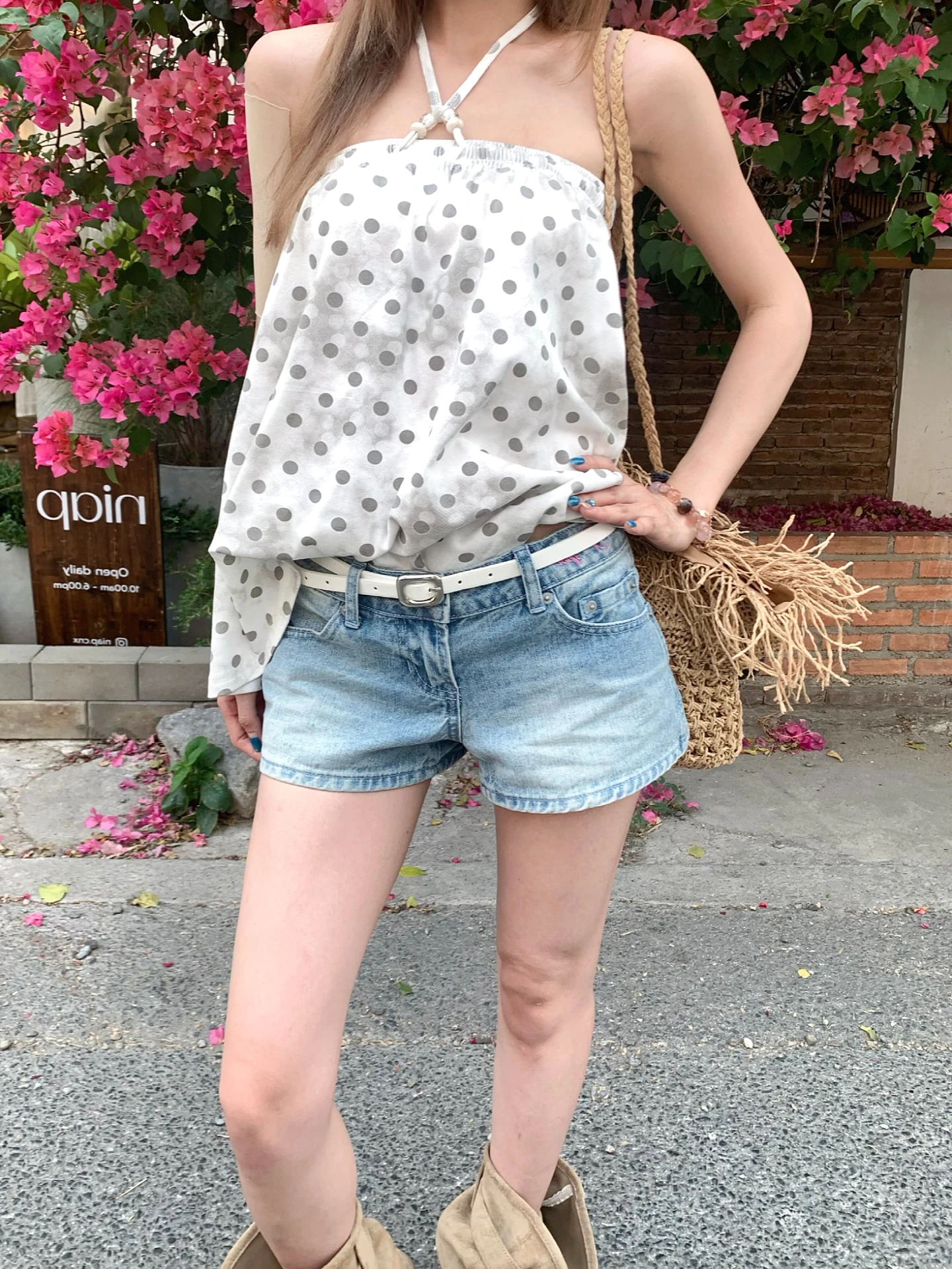 Low Waist Wide Leg Denim Shorts Women's Summer New Style Retro Washed out Booty Shorts Casual Loose Fit Versatile Hot Pants
Low Waist Wide Leg Denim Shorts Women's Summer New Style Retro Washed out Booty Shorts Casual Loose Fit Versatile Hot Pants
