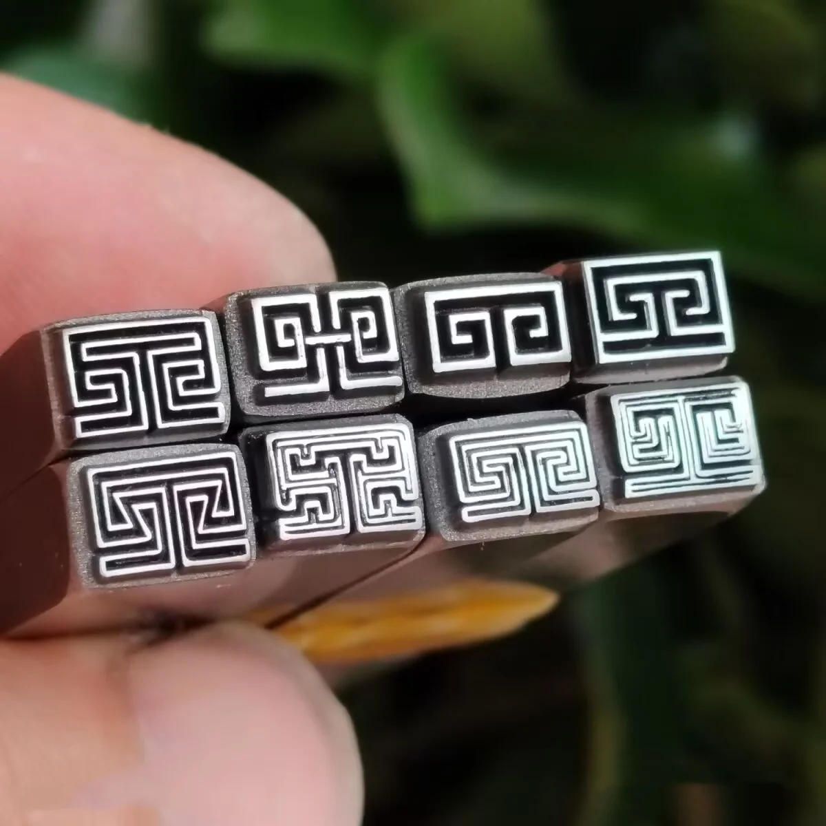 Jewelry Seal “Hui” Character Pattern Steel Stamp, High-Hardness Gold and Silver Bracelet Chiseling Mold, Gold-Beating Tools
Jewelry Seal “Hui” Character Pattern Steel Stamp, High-Hardness Gold and Silver Bracelet Chiseling Mold, Gold-Beating Tools