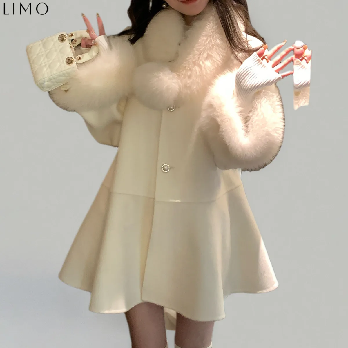 LIMO Самая продаваемая женская цельная куртка в коротком стиле — подходит для осени и зимы, идеально подходящая для частотных поездок на работу. 
LIMO Самая продаваемая женская цельная куртка в коротком стиле — подходит для осени и зимы, идеально подходящая для частотных поездок на работу.