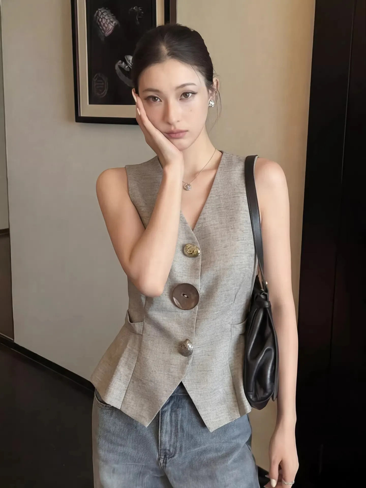 Gray Vest Women's Fashionable Commute Style Slim Fit Top with Big Buttons Waist-Cinching Professional Feeling High-End Look
Gray Vest Women's Fashionable Commute Style Slim Fit Top with Big Buttons Waist-Cinching Professional Feeling High-End Look