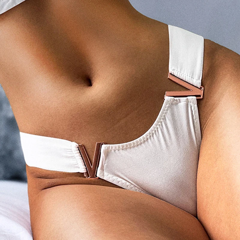 European and American sexy thong sports hip lift low waist high fork T pants women's metal V-shaped underwear sexy
European and American sexy thong sports hip lift low waist high fork T pants women's metal V-shaped underwear sexy