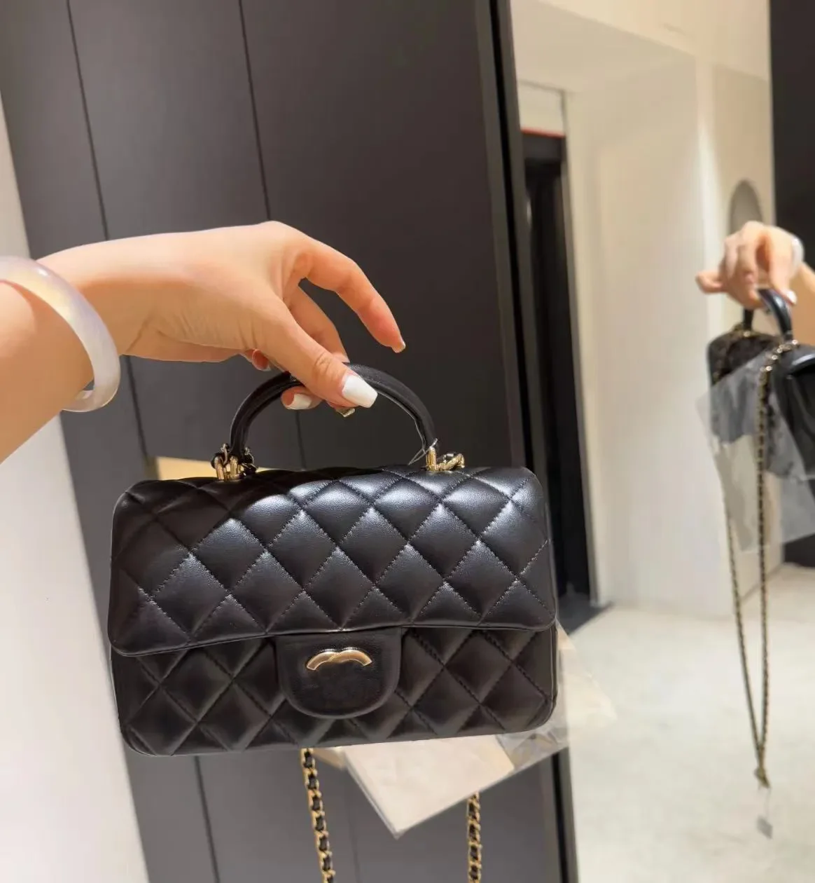 Top Cowhide Flap Luxury Bags With Handle Designer Bag Quilted Wallets Women Vintage Metal Hardware Chain Cross Body Shoulder Bag
Top Cowhide Flap Luxury Bags With Handle Designer Bag Quilted Wallets Women Vintage Metal Hardware Chain Cross Body Shoulder Bag