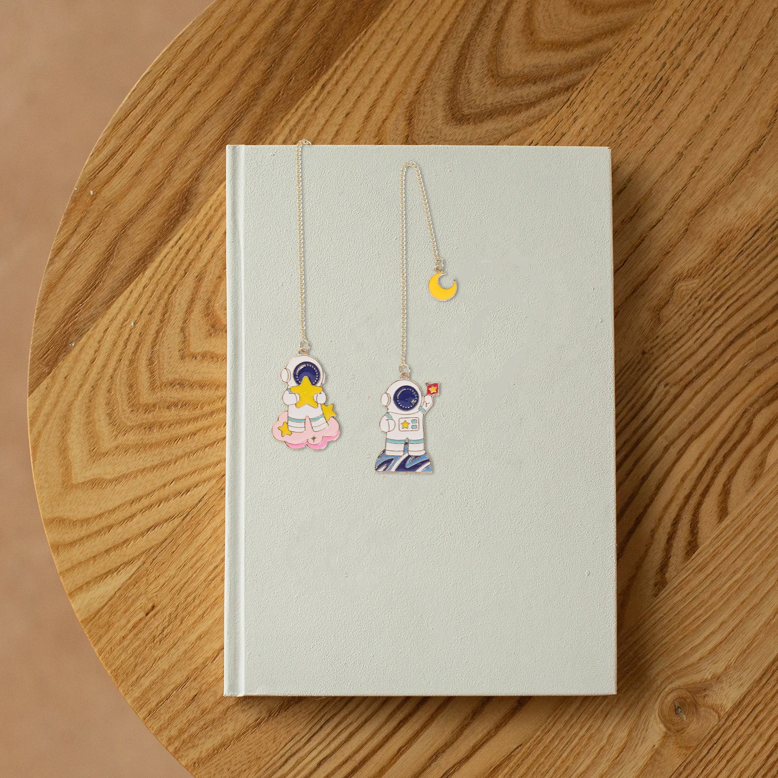 4Pcs Premium Material Bookmark Pendant Compact Lightweight Creative Design for Students Writers Readers Graduation Gift
4Pcs Premium Material Bookmark Pendant Compact Lightweight Creative Design for Students Writers Readers Graduation Gift